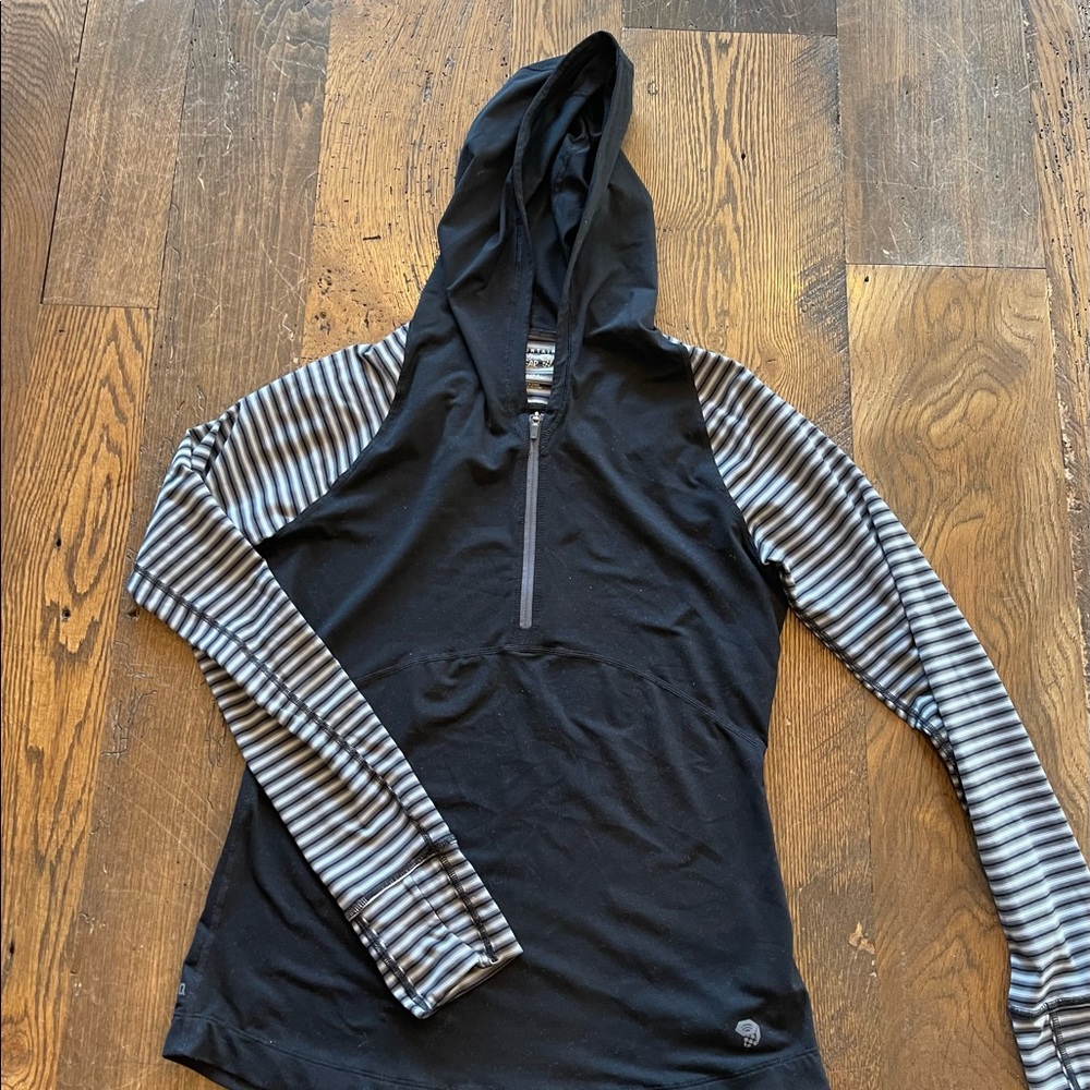 Ladies mountain hardware base layer. Hooded, zips up front. Size Medium